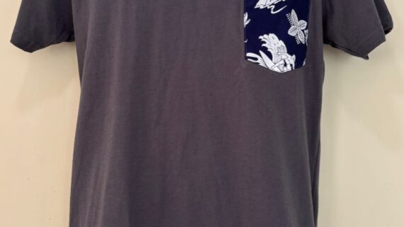 Noa navy on gray tee